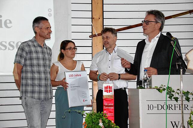 Urkunde, Wimpel, Bildungsgutschein und eine Ehrengabe überreicht Werner Bezikofer (rechts), Vorsitzender des Hegau-Bodensee-Turngaus an ...