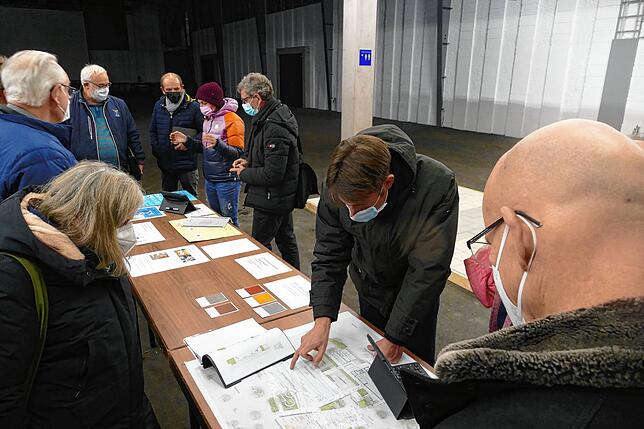 Die Räte nehmen rege am Bemusterungstermin für die Auswahl der Materialien teil.