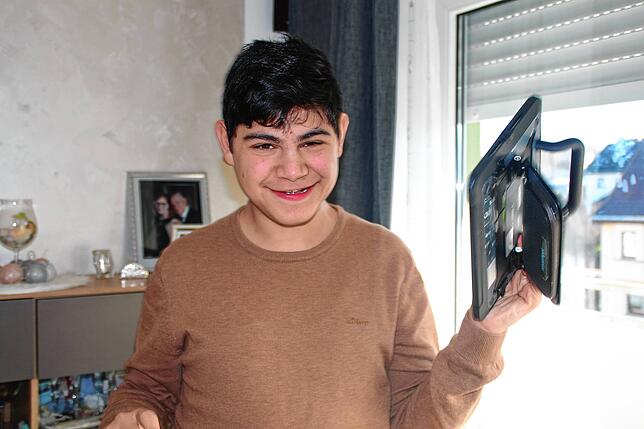 Mit seinem Laptop kann Antonio mit anderen Personen kommunizieren.