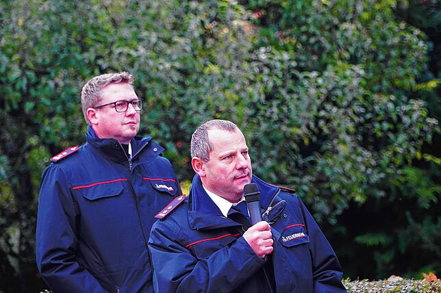 Ein eingespieltes Team: Tengens Feuerwehrkommandant Uwe Veit (hinten) und sein Stellvertreter Claus Preter bei der Jahresabschlussübung.