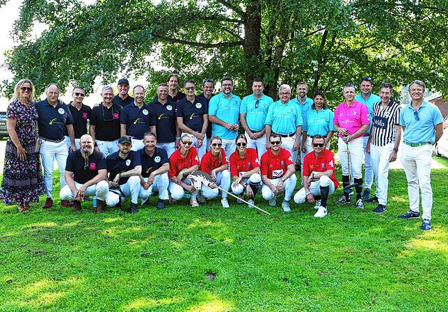 Inzwischen eine verschworene Gesellschaft, die Steckenpferd Polo Spieler von 2023, von denen ein Teil beim Showabend des CHI eine Partie ...
