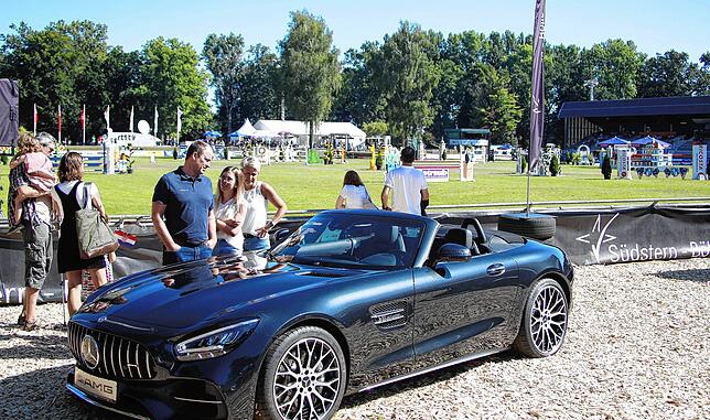 Auch eine Bereicherung des Reitturniers: die Fahrzeugausstellung direkt am Springparcours 2019.