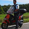 Ein Polizist schiebt nach einem Unfall an der Ausfahrt Nußdorf ein Motorrad von der Straße.