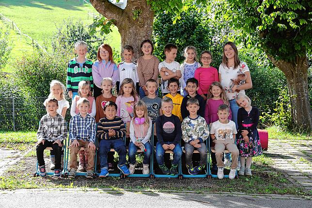 Klasse 1a der Schellenbergschule inHausen vor Wald mit der Klassenlehrerin Lea Hipfel.