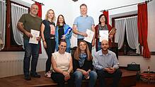 Hintere Reihe (v.li.): Ehrenmitglied Georg Steidle, die Übungsleiter Bianca Schlude, Patricia Alber, Uwe Mauz und Elke Weber. Vorne ...