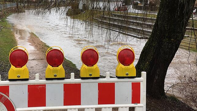 Die Spazierwege entlang des Brändbachs sind bereits gesperrt. Das Wasser tritt hier bereits über die Ufer.