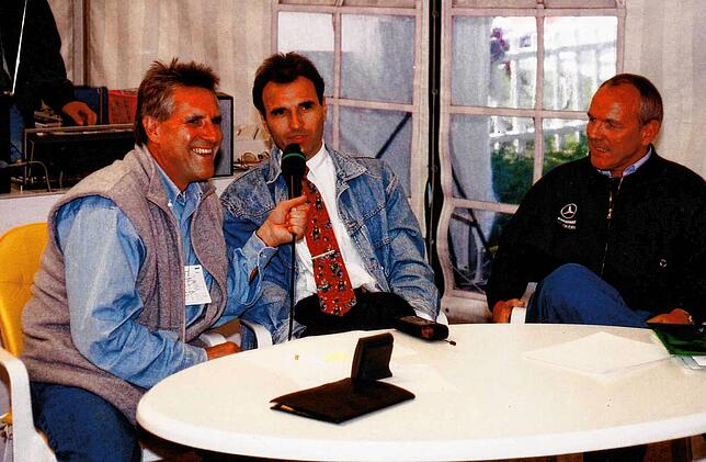 Interview im Fahrerlager 1993: Thomas Warndorf, der damalige Singener Oberbürgermeister Andreas Renner und Mercedes-Repräsentant Walter ...