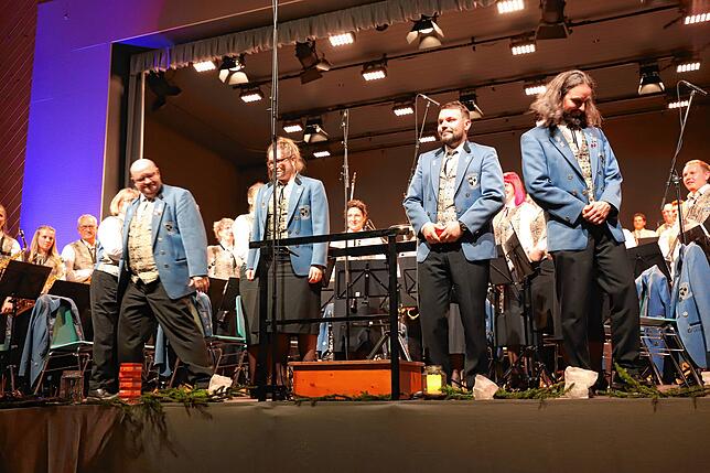 Bei der aktiven Kapelle wechselten sich gleich vier verschiedene Dirigenten am Taktstock ab: Benno Petersen, Barbara Knott, Dominik ...