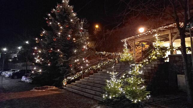 Der Weihnachtsbaum auf dem Laufenburger Rathausplatz wird eingerahmt von Lichterketten und Tannenreisig.