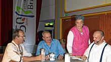 Die Theatergruppe der „Harmonie“ spielt eine Szene, wie sie sich im Gasthaus Ochsen in Beckhofen zugetragen haben könnte. Die ...