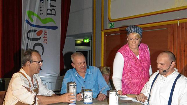 Die Theatergruppe der „Harmonie“ spielt eine Szene, wie sie sich im Gasthaus Ochsen in Beckhofen zugetragen haben könnte. Die ...