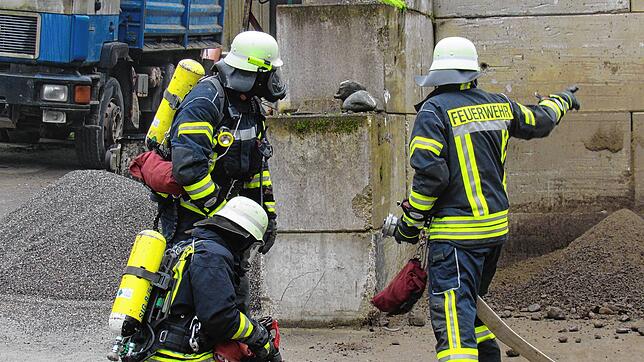 Atemschutzträger der Feuerwehrabteilung Rengetsweiler bei ihrer Übung auf dem Gelände des Quarzsandwerks Steidle. Bild: Karl Mägerle