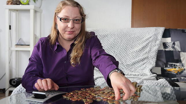 Vera Hermann aus Rielasingen-Worblingen muss jeden Monat schauen, wie sie mit ihrem Geld über die Runden kommt. Die alleinerziehende ...