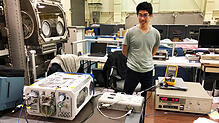 Airbus-Ingenieur Anselm Ho testet den Photobioreaktor am Marshall Space Flight Center in Huntsville in den USA. Der Start des Reaktors ...