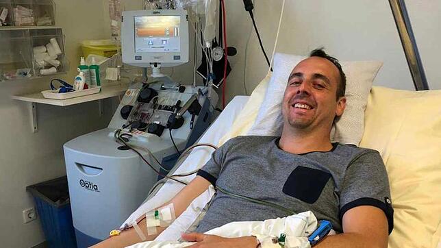 Dirk Jehle (38) bei der Stammzellspende in Tübingen.