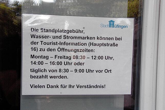Ein Infoschild am Kioskfenster informiert Wohnmobilgäste darüber, wo sie einchecken können. Bis zur Kündigung war das direkt im Kiosk ...