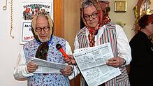 Clemens Willmann (links) und Guido Wolf lesen aus dem Narrenblatt: stilecht passend zum Inhalt des Artikels.