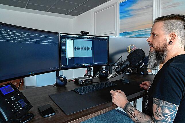 Andy Feind bespricht in seinem Studio Anrufbeantworter und spricht Hörbücher ein. Die Aufnahmen schneidet und bearbeitet er selbst.