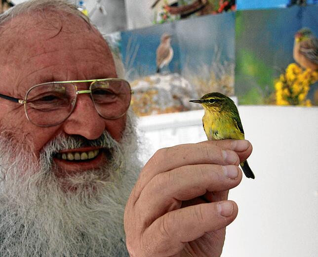 Er war der Leiter der bedeutenden Vogelwarte Radolfzell und engagiert sich im Ruhestand seit 2003 mit großem Engagement der ...