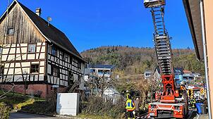 Insgesamt 40 Einsatzkräfte der Feuerwehren Stockach, Ludwigshafen und Sipplingen sind im Einsatz.