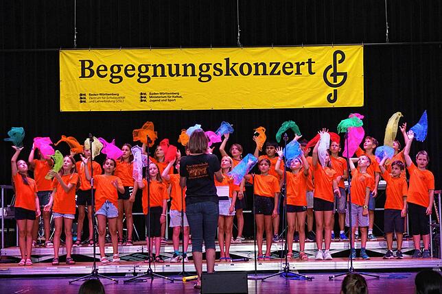 Der Schulchor der Auwiesenschule Horheim-Schwerzen sandte einen freundlichen und bunten Gruß an das begeisterte Publikum in Waldshut. ...