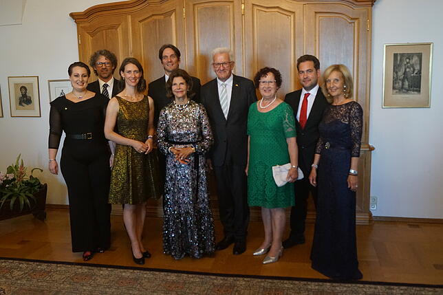 Bild 8: Ein Blick auf den roten Teppich: So haben die prominenten Gäste des festlichen Dinners den Besuch von Königin Silvia erlebt