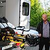 Rettungsdienstleiter Tobias Hauschel fährt die elektro-hydraulische Krankentrage aus. Sie ist das wichtigste Hilfsmittel im ...