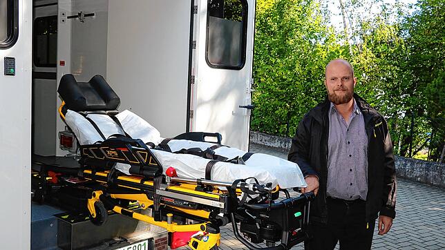 Rettungsdienstleiter Tobias Hauschel fährt die elektro-hydraulische Krankentrage aus. Sie ist das wichtigste Hilfsmittel im ...