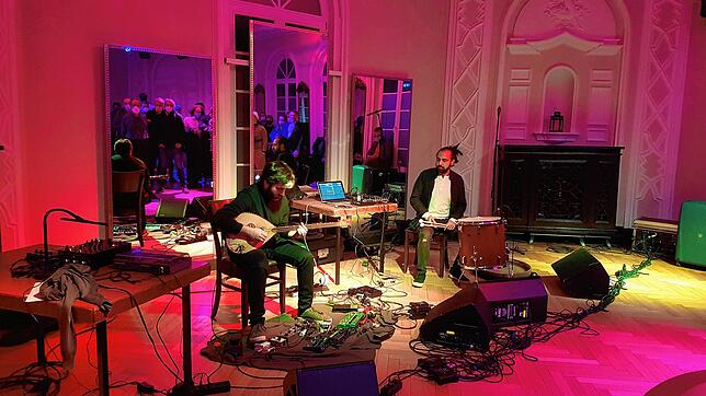 Abed Kobeissy und Ali Hout aus Beirut als Duo „Two or the Dragon“ bei ihrer Performance im Festival-Schwerpunkt ...