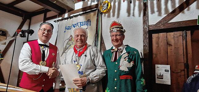Charlie Zeller (links) und Zunftmeister Volker Martin (rechts) ehren Hermann Bury für sein jahrzehntelanges Engagement bei der Narrenzunft.