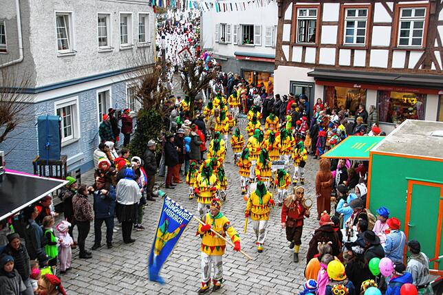 Umzug am Fasnetsmändig in Meßkirch: Die Hirling-Hansel der Meßkircher Katzenzunft mit an der Spitze.