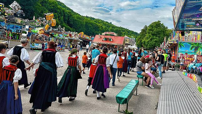 Die Vereinigung Alt-Waldshut auf dem Weg in das Festzelt.