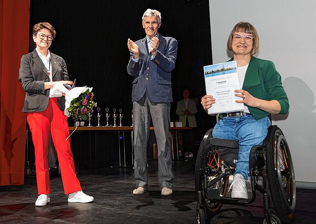 Ausnahmesportlerin Anna-Lena Forster (rechts) wird von Bürgermeisterin Monika Laule (links) und IG-Sport-Vorstand Axel Tabertshofer ...