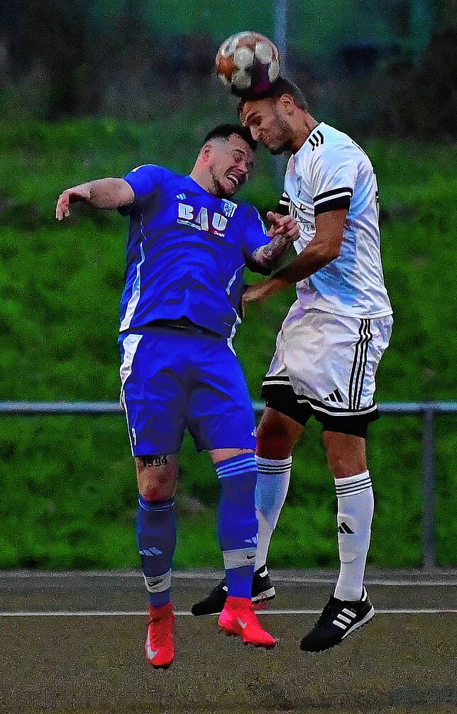 Premieren-Treffer: Alexander Herbst (links, gegen Patrick Keller) gelang das erste Pflichtspiel-Tor für die SpVgg Brennet-Öflingen. Im ...