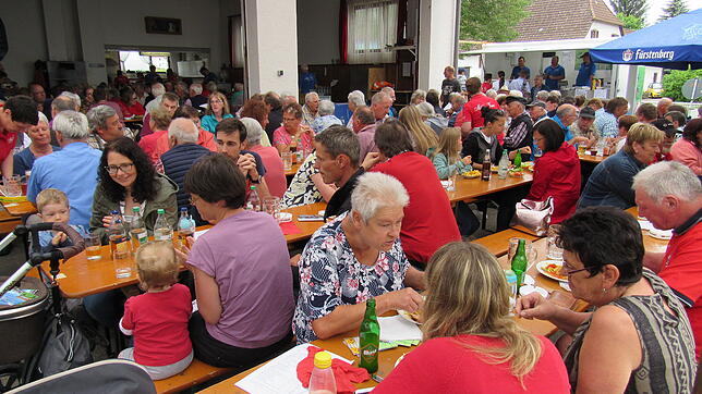 Das Gartenfest des Narrenvereins Mühle Vere war gut besucht. Zur Mittagszeit füllten sich die Bierbänke rund um das alte Feuerwehrhaus ...
