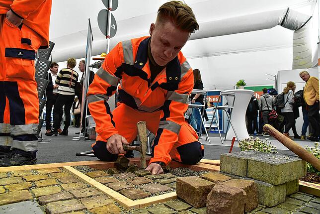 Schöne Szene der letzten Messe: Auf der Messe Jobs for Future gibt es Einblicke in eine Vielzahl von Berufsfeldern. ArchivBild: Roland ...