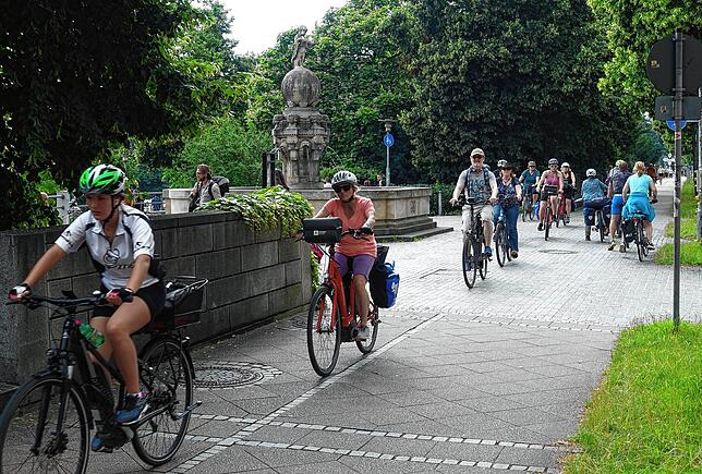 Erstmals wurden in dieser Woche im Auftrag des Landratsamtes an zwei Tagen vom ADFC die Zahl der Radfahrer und Fußgänger auf dem ...