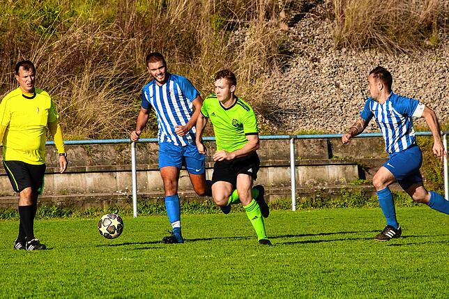 Bild 6: SV Karsau verteidigt die Tabellenspitze durch einen 4:2-Erfolg gegen Verfolger Spvgg. Wehr