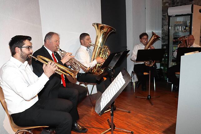 Eigens für die Vernissage wurde eine Blasmusik-Combo mit Musikern aus den Ortsteilen gegründet (von links): Tobias Keller aus ...