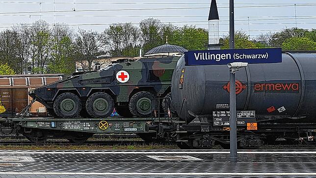 Militärfahrzeuge am Villinger Bahnhof. Sie gehören zum Jägerbataillon 292 aus Donaueschingen. Das ist auf dem Weg in den Osten.