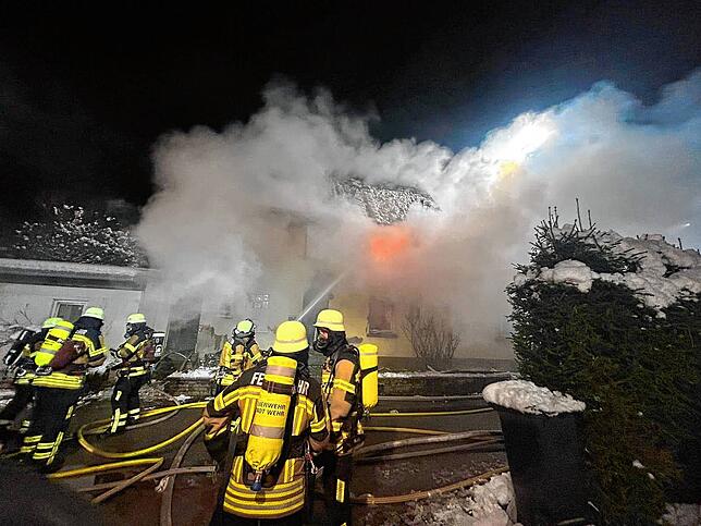 Die Feuerwehr Wehr beim Löscheinsatz in Brennet. Ein Wohnhaus hatte am Wochenende in Flammen gestanden. Zunächst galten zwei Personen ...