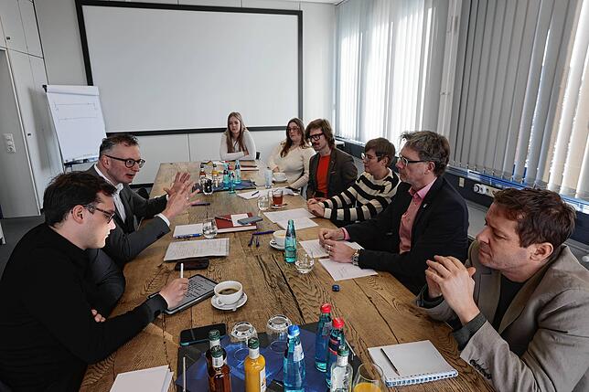 Andreas Schwarz (2.v.l.) im Gespräch mit Chefredakteur Stefan Lutz (2.v.r.) und Mitgliedern der SÜDKURIER-Redaktion (rechts).