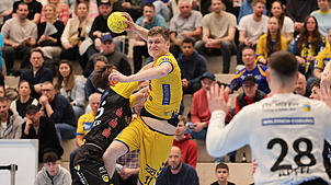 Luca Schwormstede (am Ball), hier in der Partie gegen den HSC 2000 Coburg, ist am Sonntag mit der HSG Konstanz gegen den Dessau-Roßlauer ...