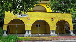 Eindringendes Wasser im Mauerwerk ist dafür verantwortlich, dass sich der Putz an der Fassade vom Pavillon in der Codmanlage ablöst. ...