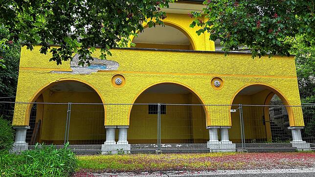 Eindringendes Wasser im Mauerwerk ist dafür verantwortlich, dass sich der Putz an der Fassade vom Pavillon in der Codmanlage ablöst. ...