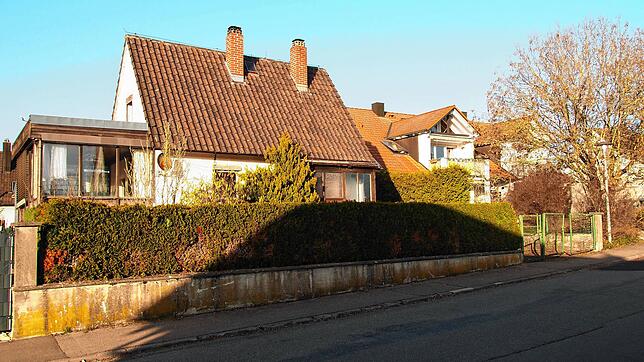 Dieses Haus in der Hohackerstraße steht leer und soll abgerissen werden. Doch der von den Bauherren geplante Ersatz durch drei ...