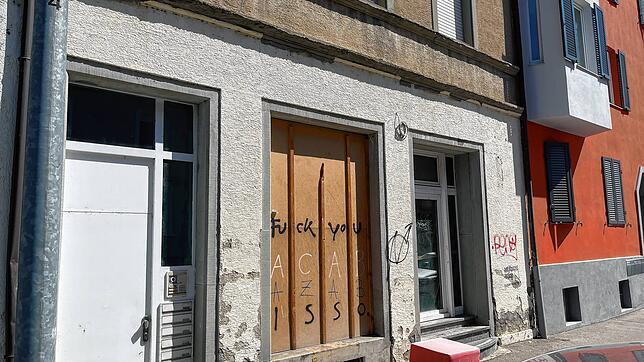 Ein Teil des Erdgeschossbereichs ist noch mit einer Holzplatte versperrt – die Konstanzer Feuerwehr hatte nach der Räumung des ...