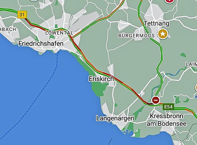 Ein Screenshot von Google Maps zeigt die Lage auf der B31 am Dienstagmorgen. Grün bedeutet fließender Verkehr, dunkelrot steht für Stau.