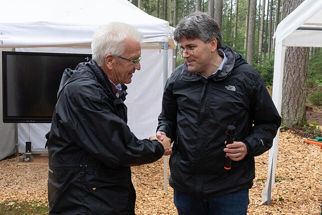 Im Anschluss an seinen Besuch übergab Landrat Martin Kistler (rechts) Ministerpräsident Winfried Kretschmann einen hölzernen Nussknacker.