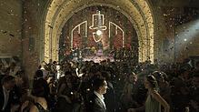 So sehen Filmemacher wie die von &bdquo;Babylon Berlin&ldquo; auf die Zwanziger Jahre: Golden mit viel Glamour, Stars und Sternchen. ...